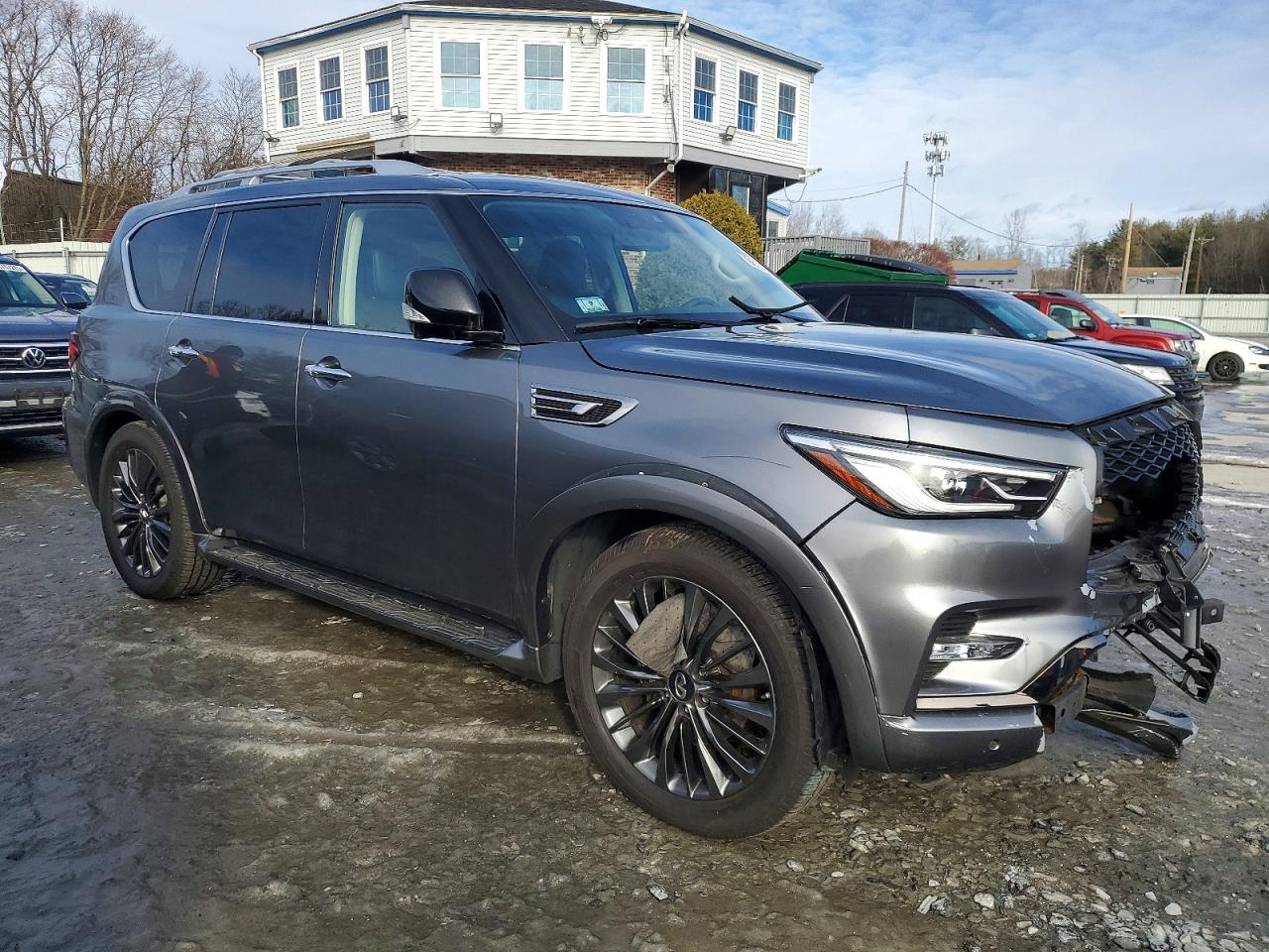2021 INFINITI QX80 LUXE photo 4