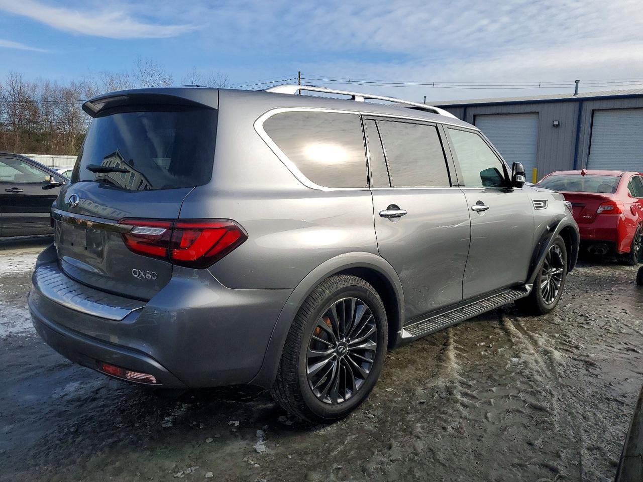 2021 INFINITI QX80 LUXE photo 3