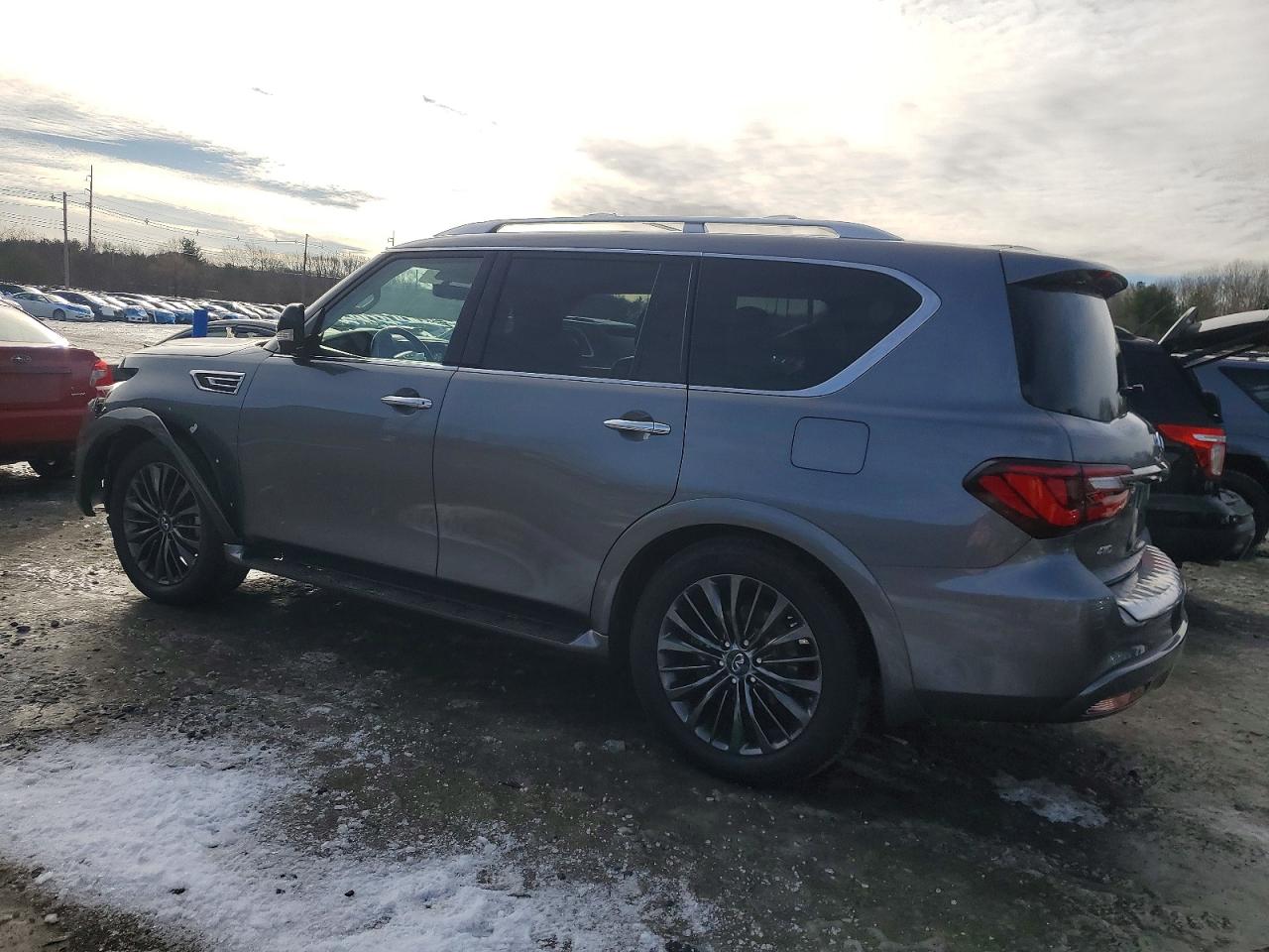 2021 INFINITI QX80 LUXE photo 2