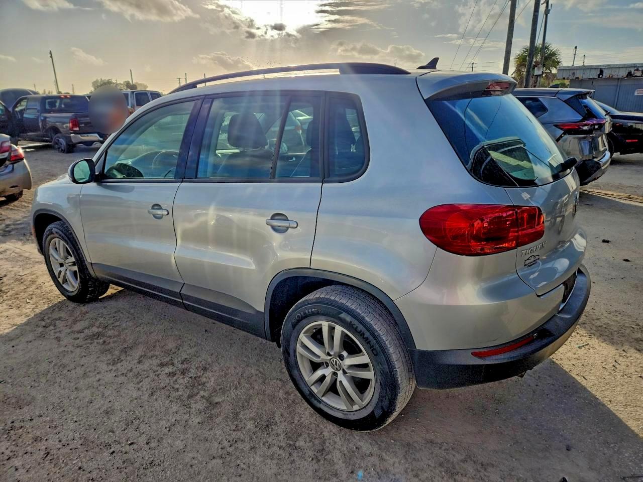 2017 VOLKSWAGEN TIGUAN S photo 2