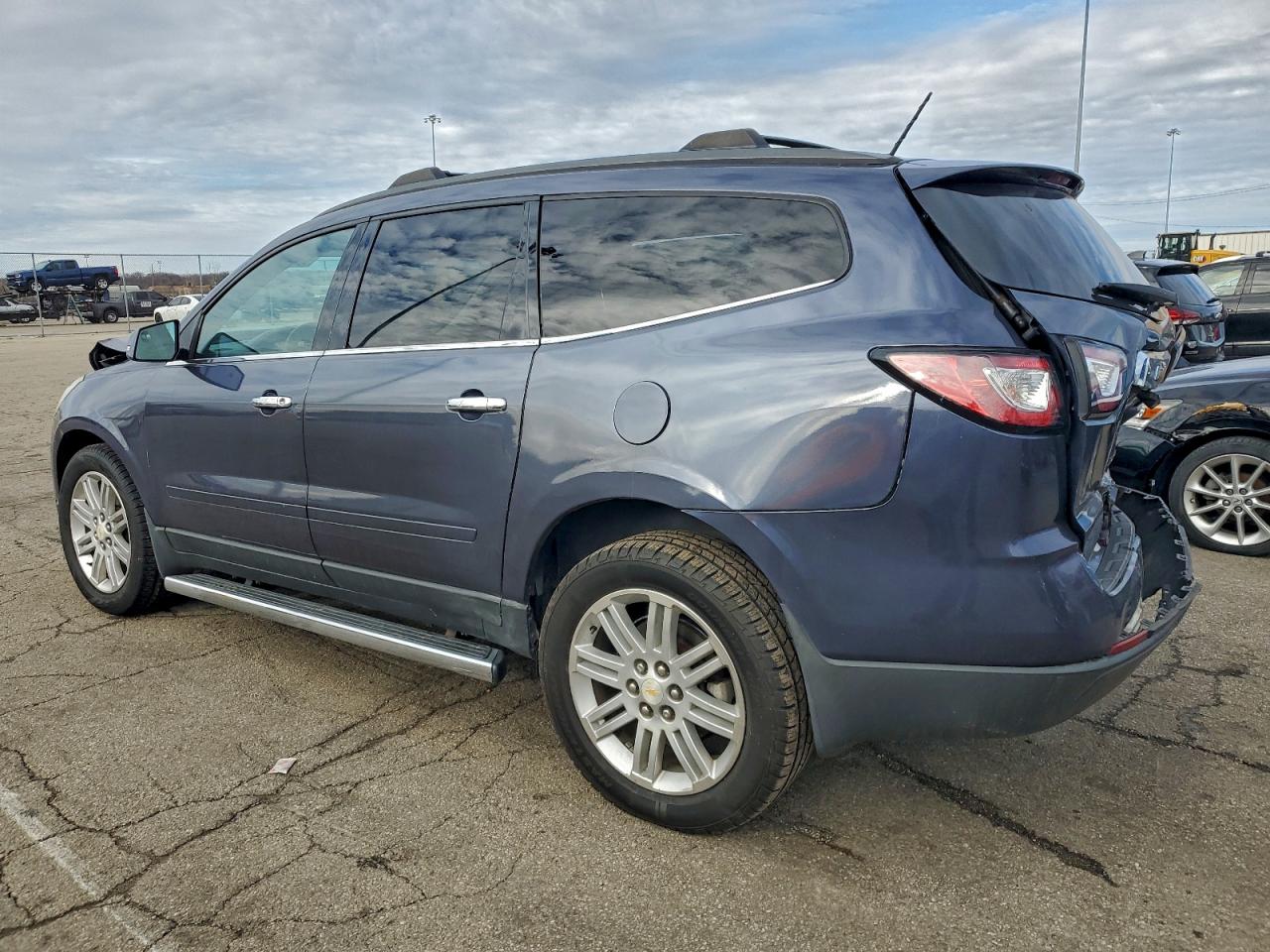 2014 CHEVROLET TRAVERSE LT photo 2