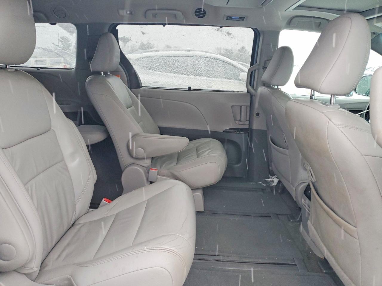 2016 TOYOTA SIENNA XLE photo 11