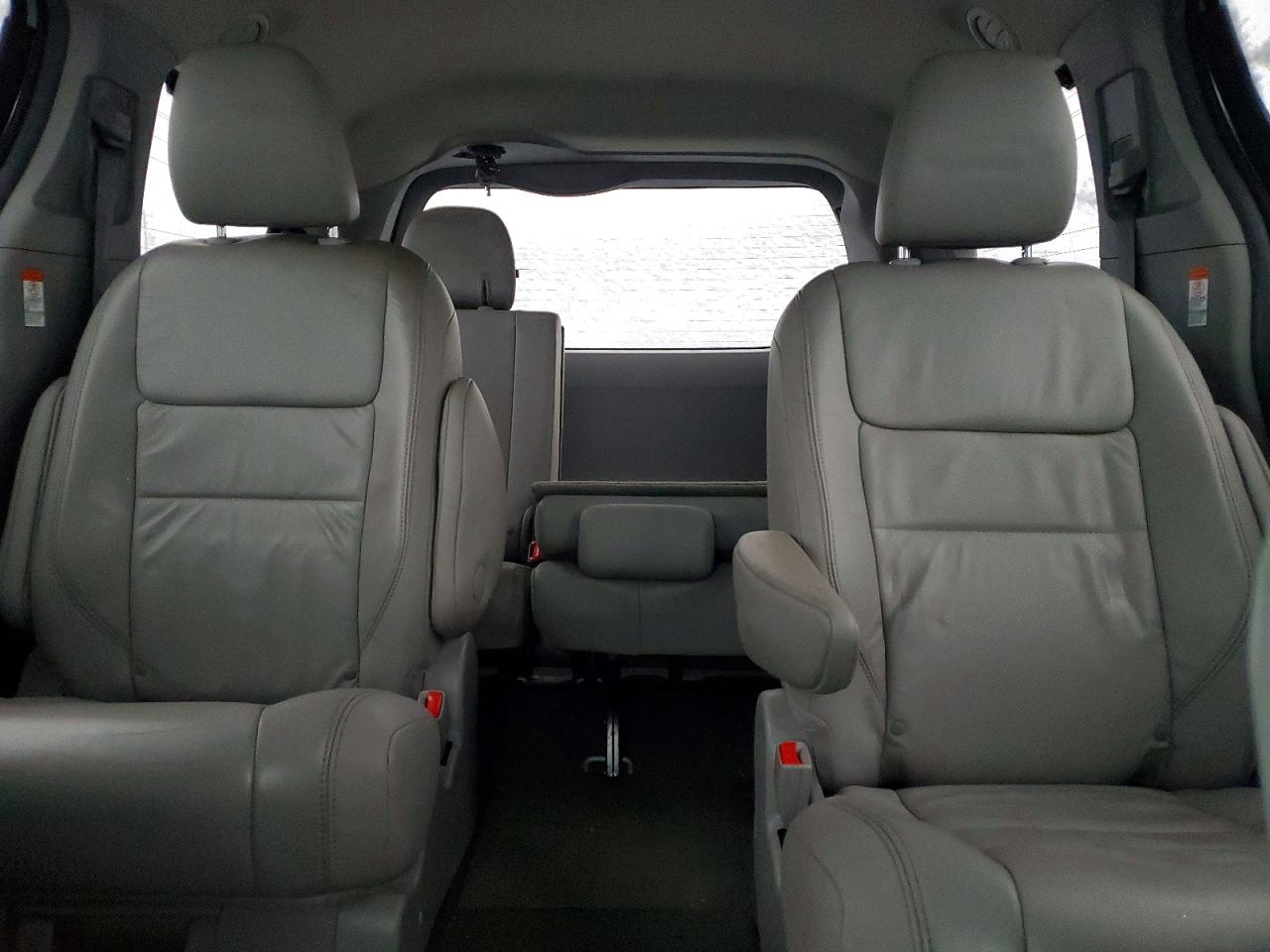 2016 TOYOTA SIENNA XLE photo 10