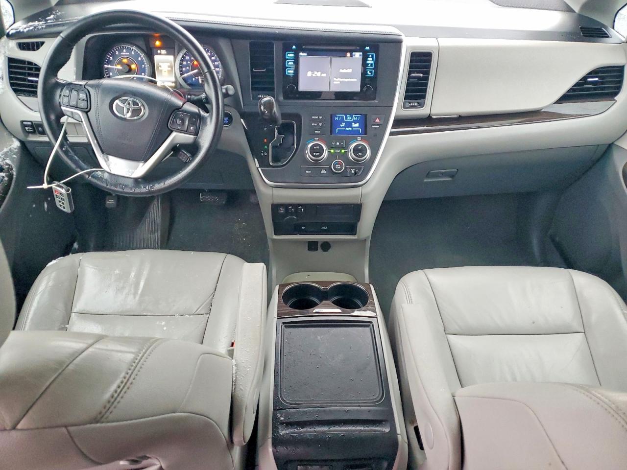 2016 TOYOTA SIENNA XLE photo 8
