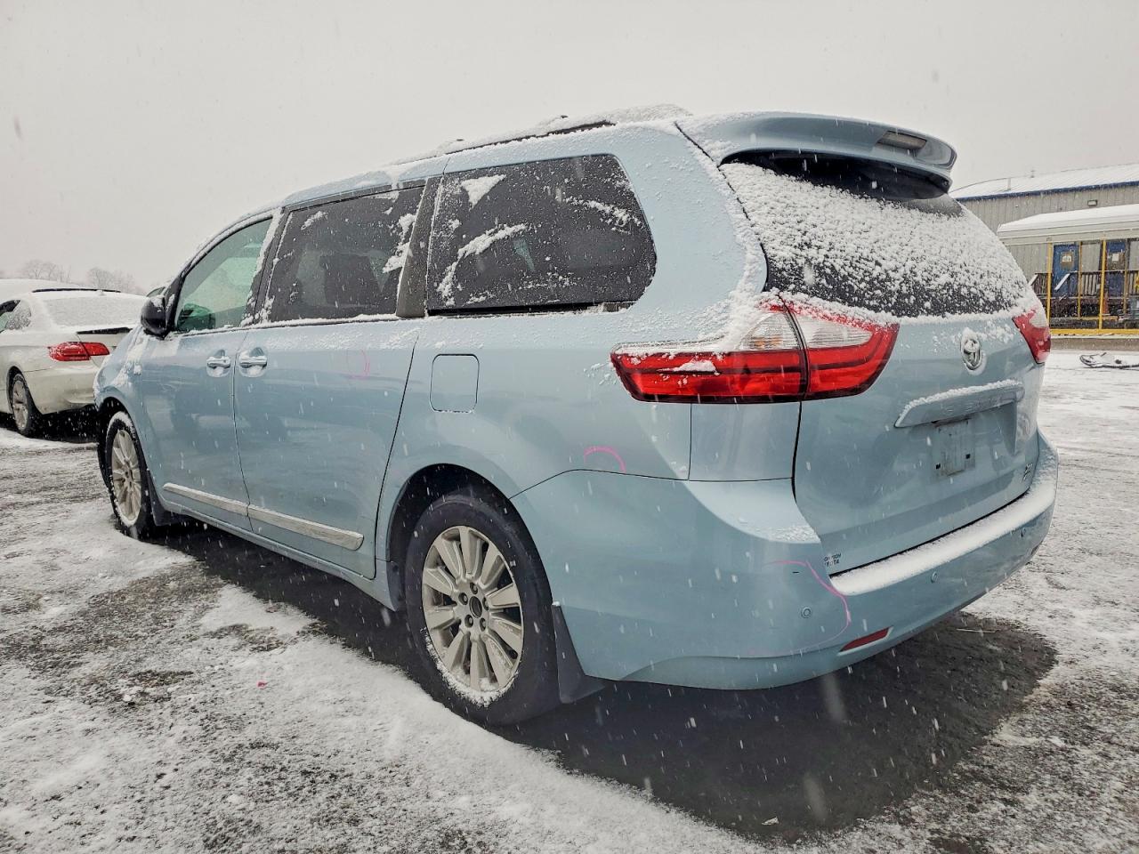 2016 TOYOTA SIENNA XLE photo 2