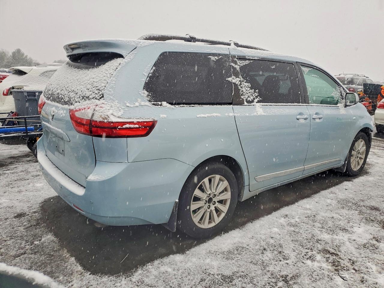 2016 TOYOTA SIENNA XLE photo 3