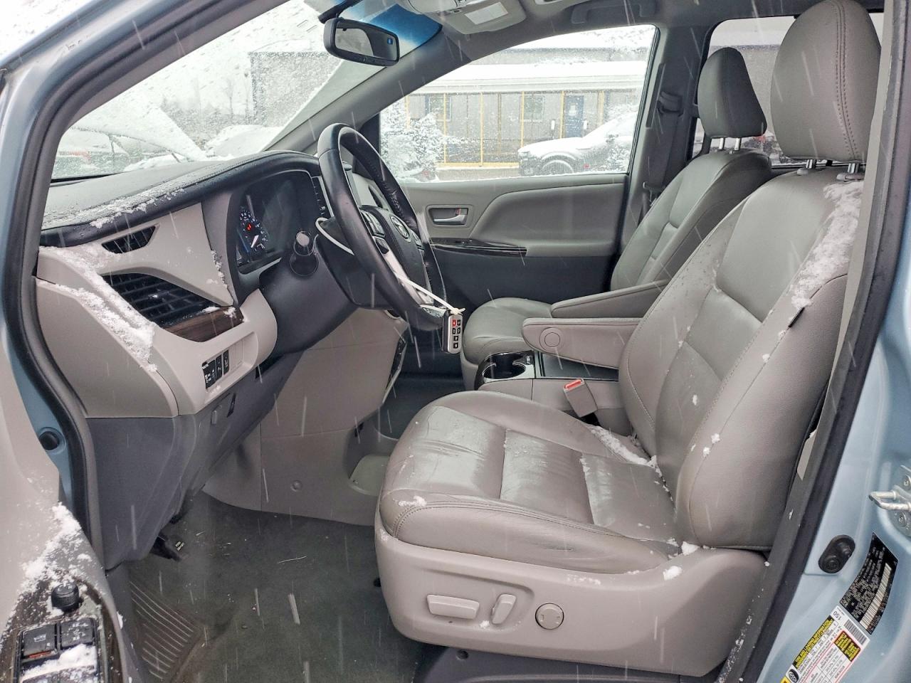 2016 TOYOTA SIENNA XLE photo 7