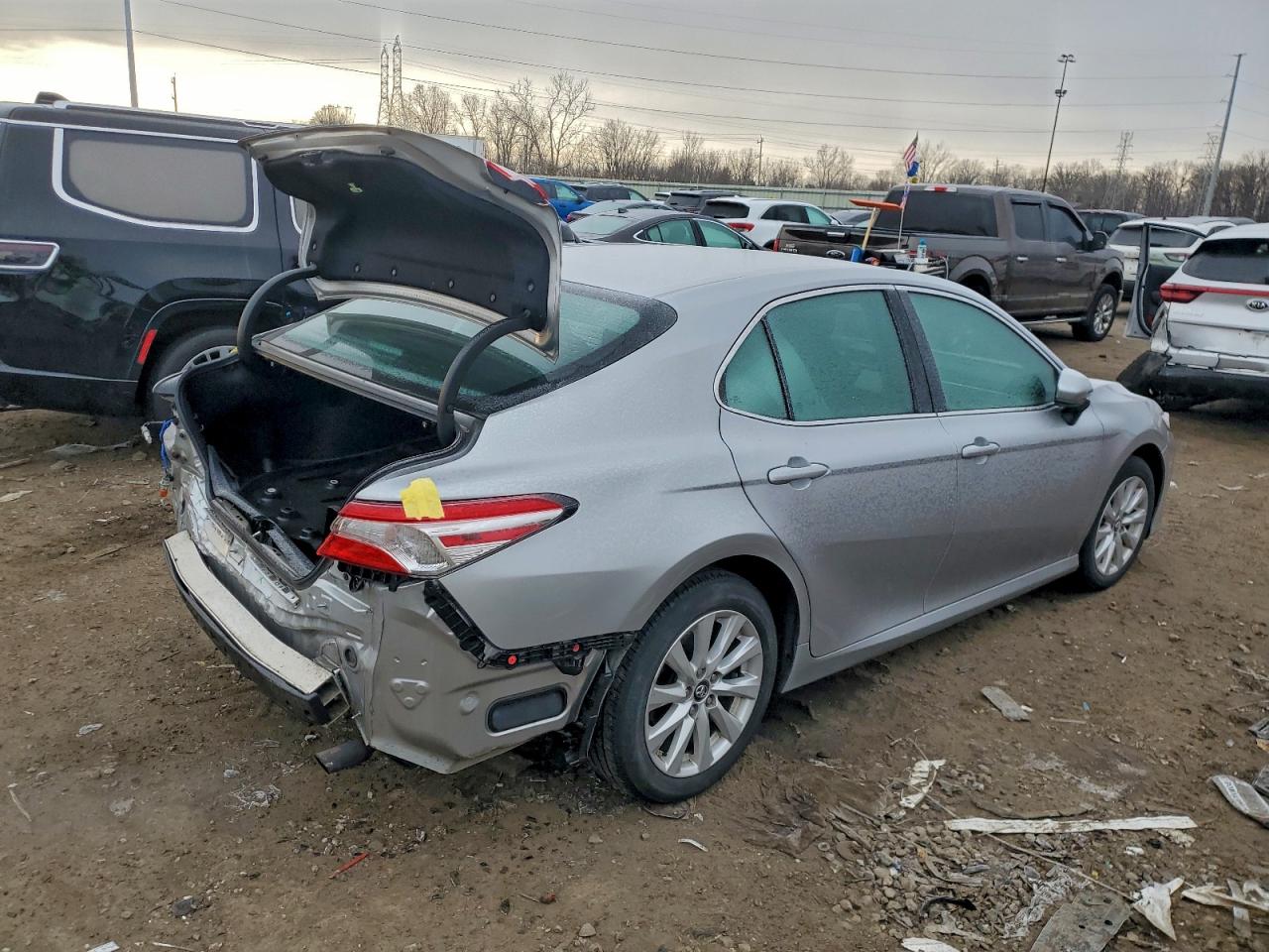 2018 TOYOTA CAMRY L photo 3