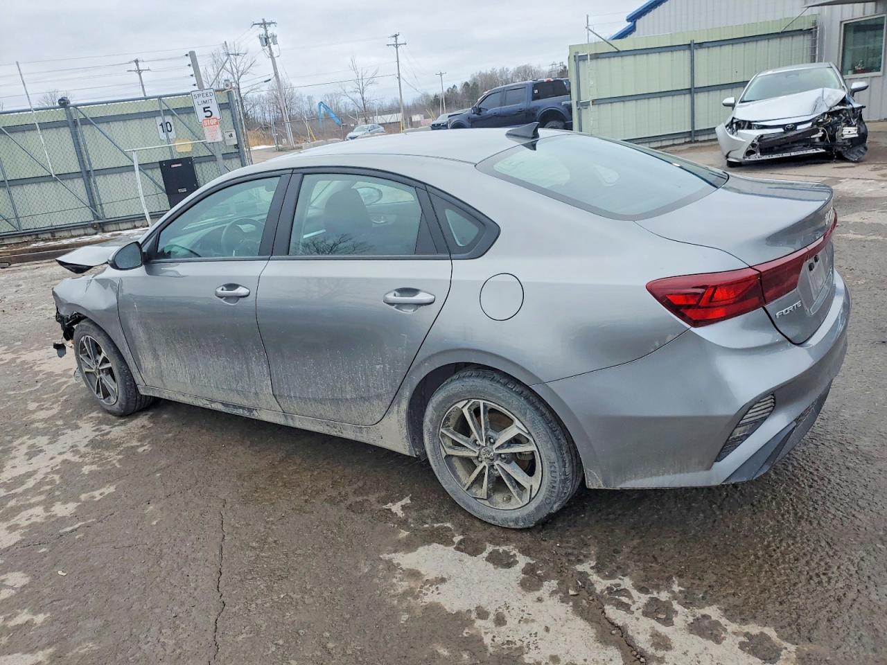 2023 KIA FORTE LX photo 2