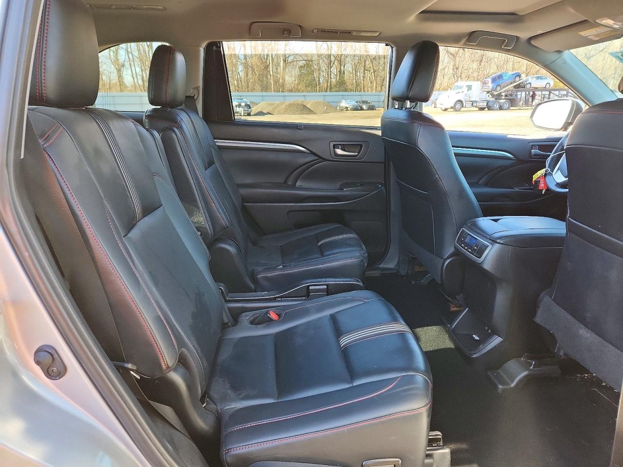 2019 TOYOTA HIGHLANDER SE photo 11