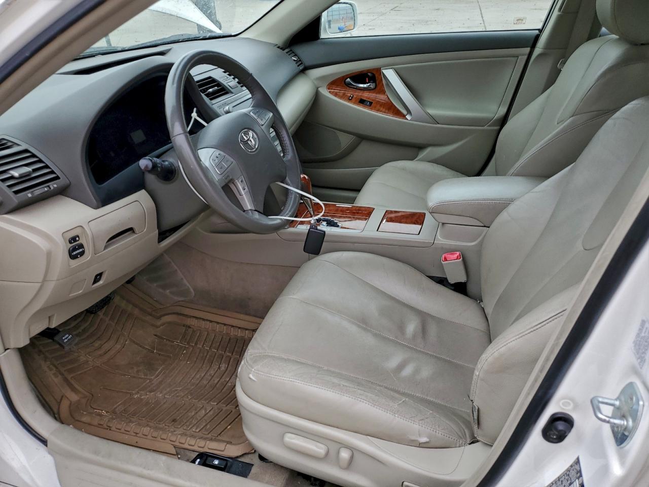 2010 TOYOTA CAMRY SE photo 7