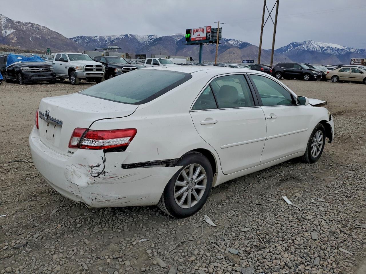 2010 TOYOTA CAMRY SE photo 3