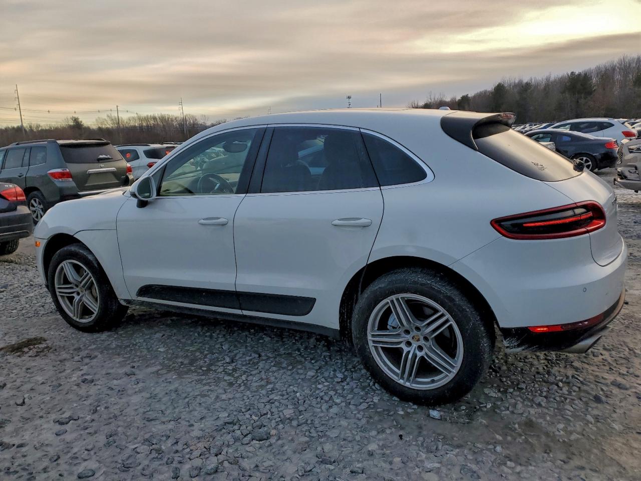 2015 PORSCHE MACAN S photo 2