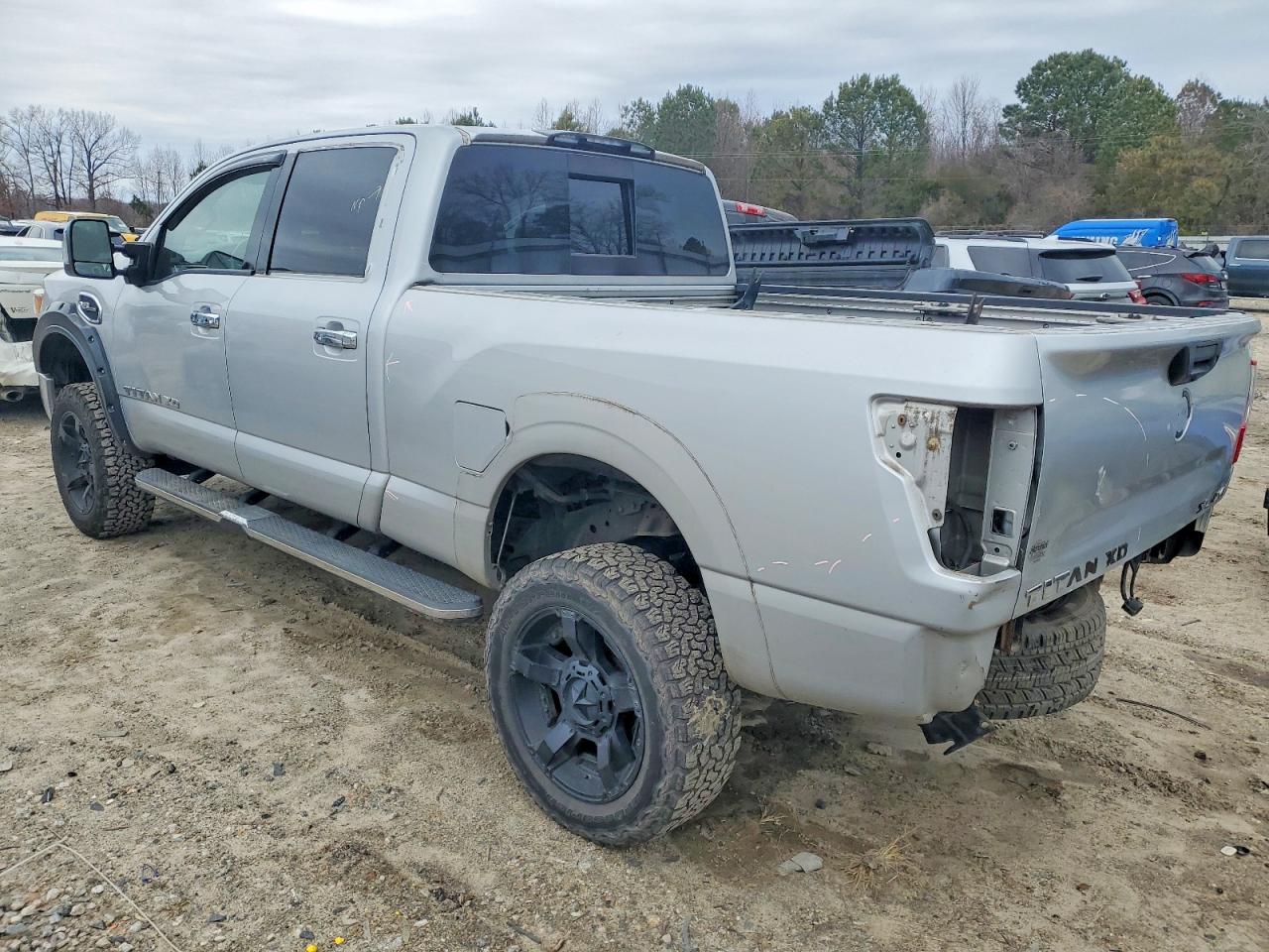 2017 NISSAN TITAN XD SL photo 2