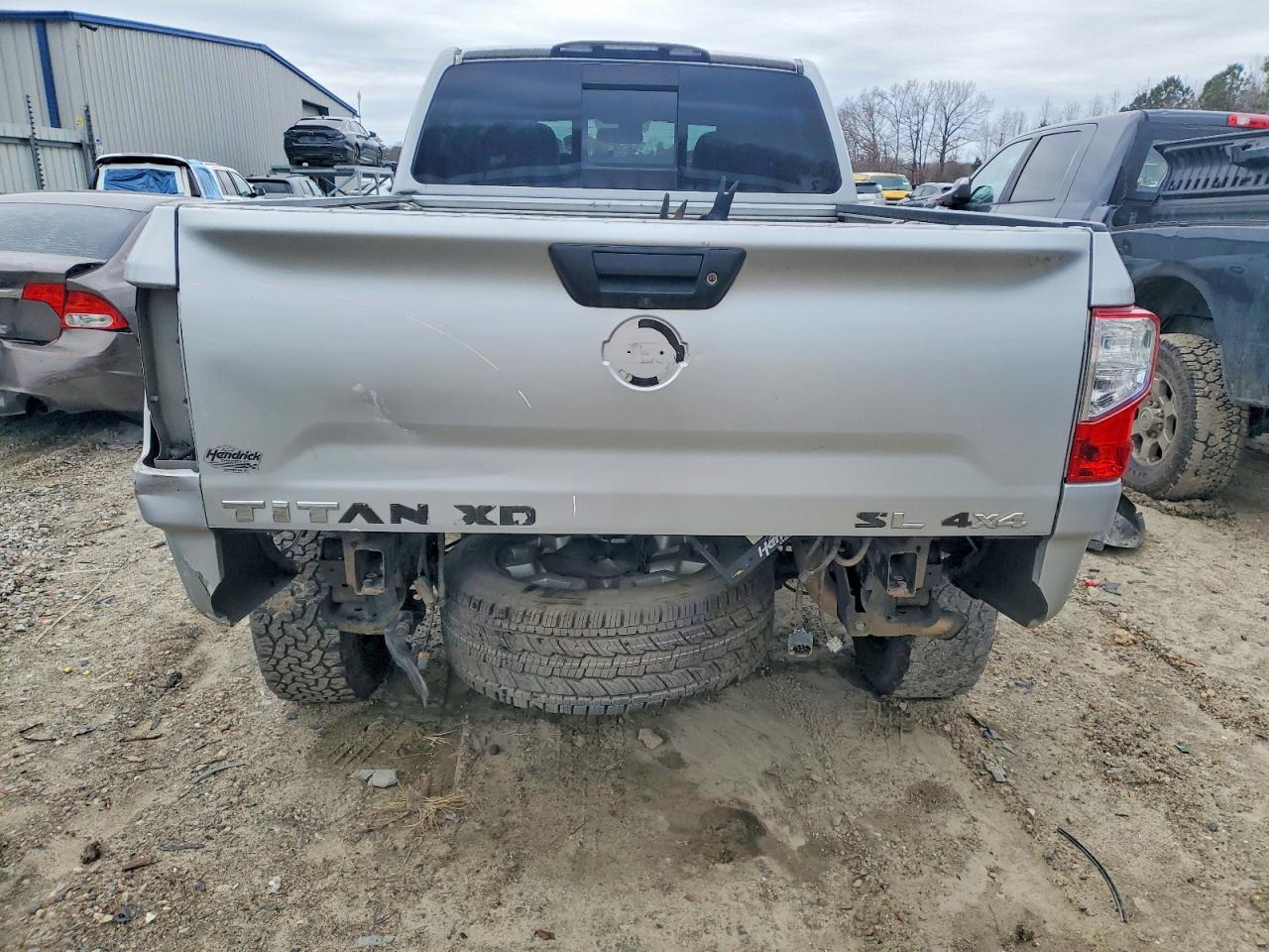 2017 NISSAN TITAN XD SL photo 6