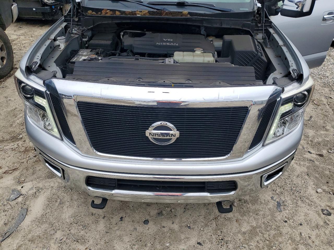 2017 NISSAN TITAN XD SL photo 12