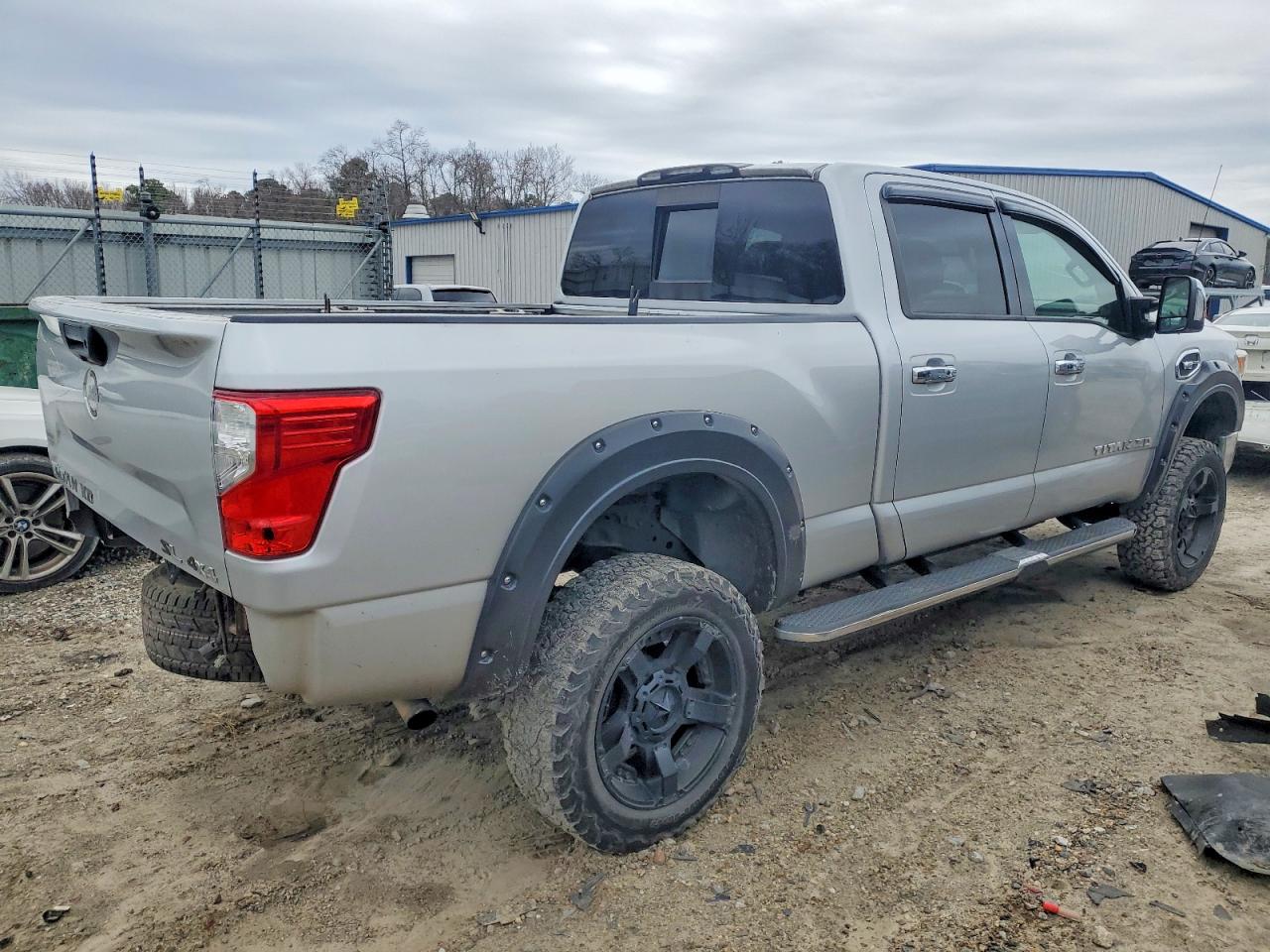 2017 NISSAN TITAN XD SL photo 3
