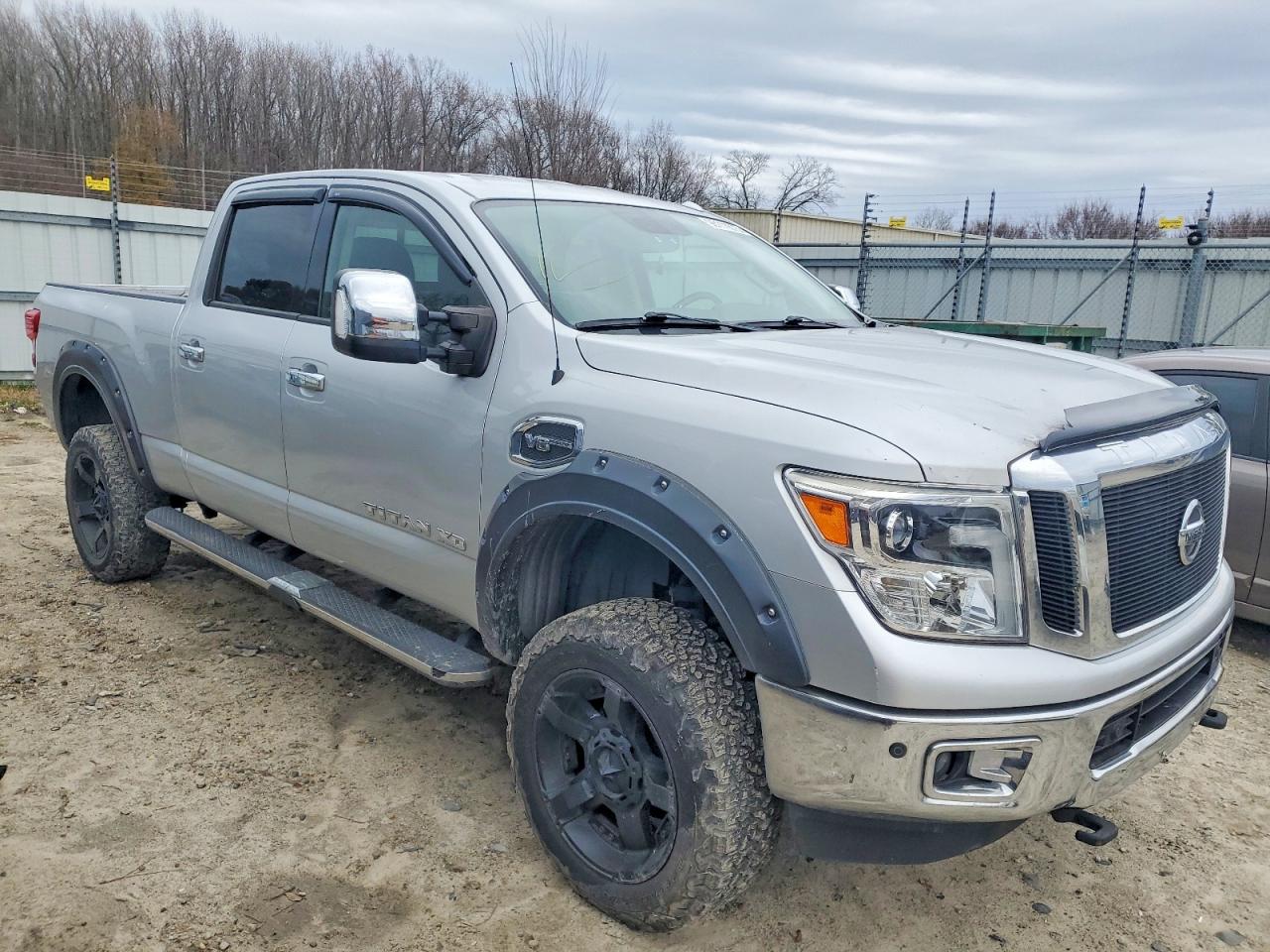 2017 NISSAN TITAN XD SL photo 4