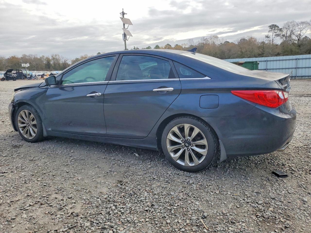 2011 HYUNDAI SONATA SE photo 2