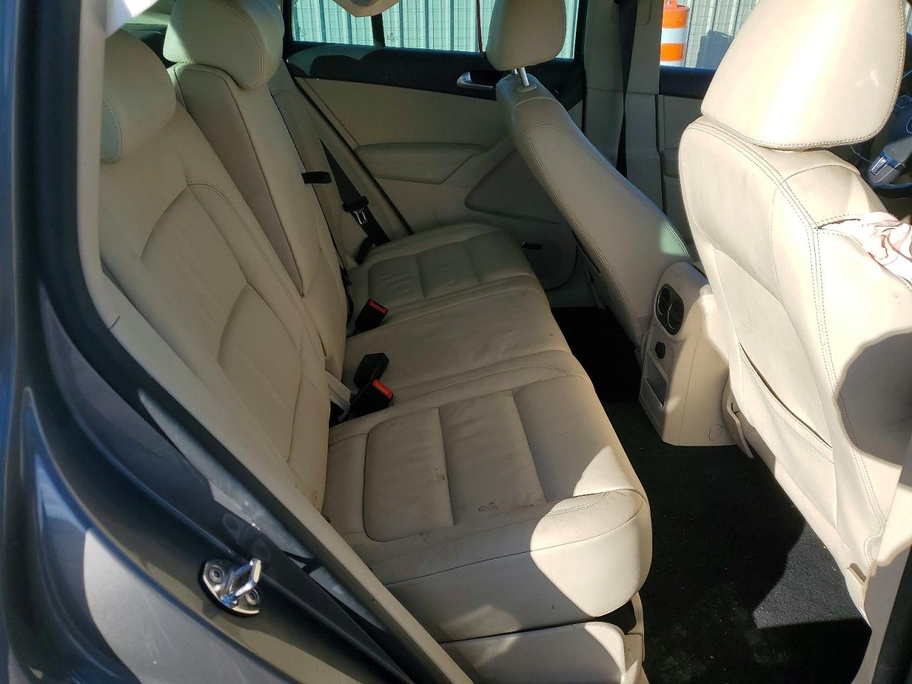 2011 VOLKSWAGEN TIGUAN S photo 21