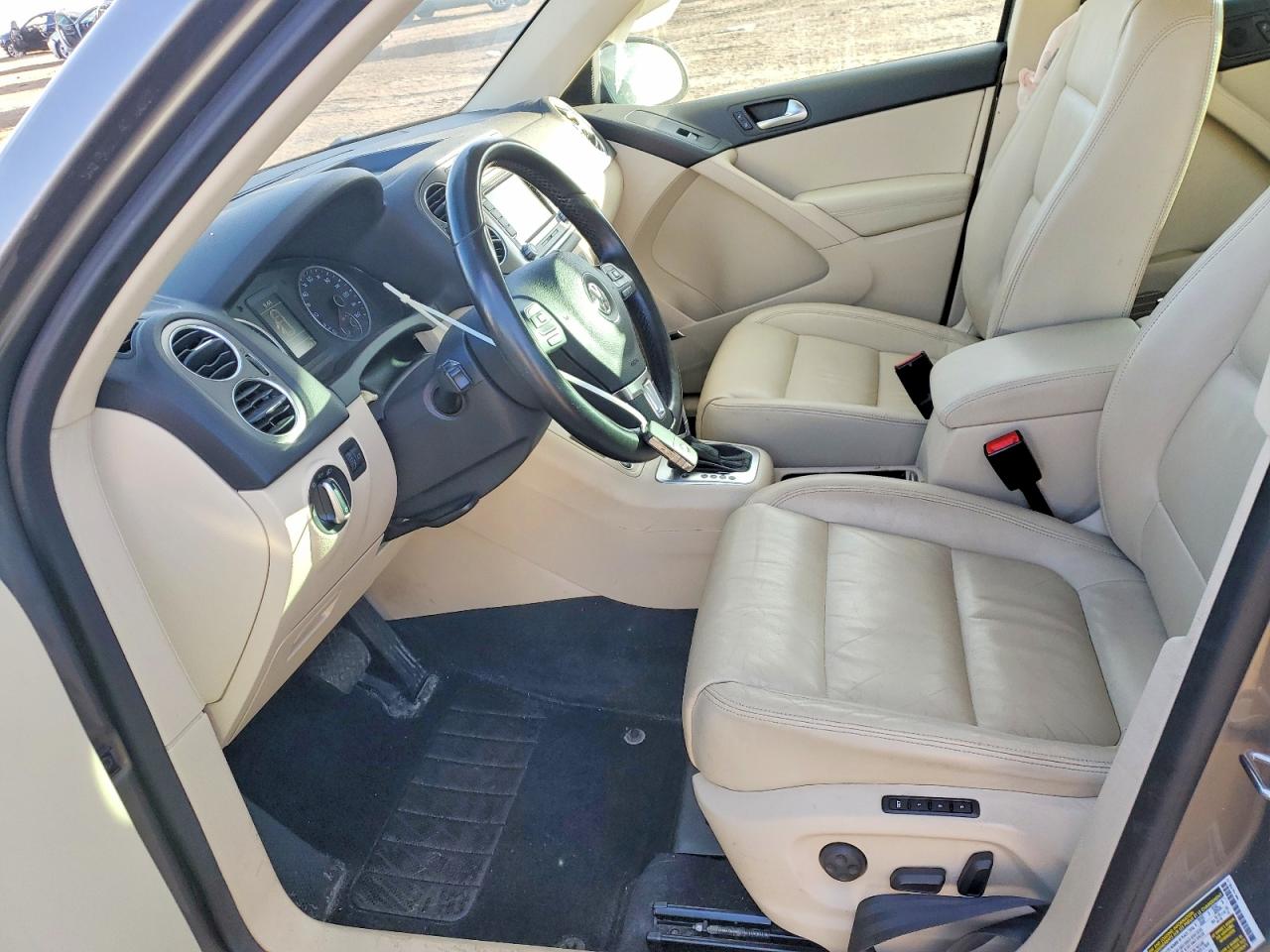 2011 VOLKSWAGEN TIGUAN S photo 13