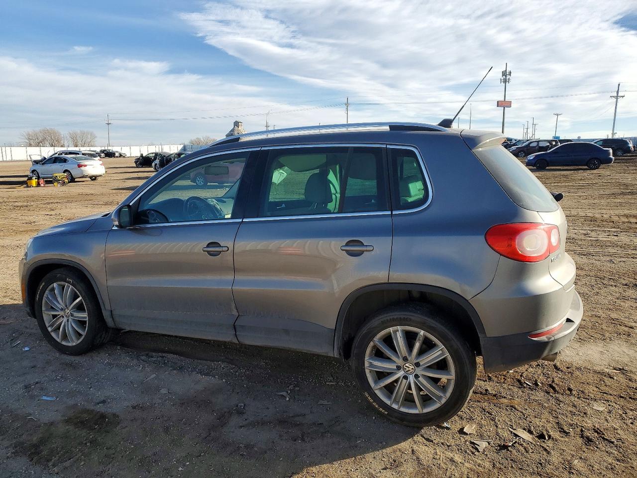 2011 VOLKSWAGEN TIGUAN S photo 3