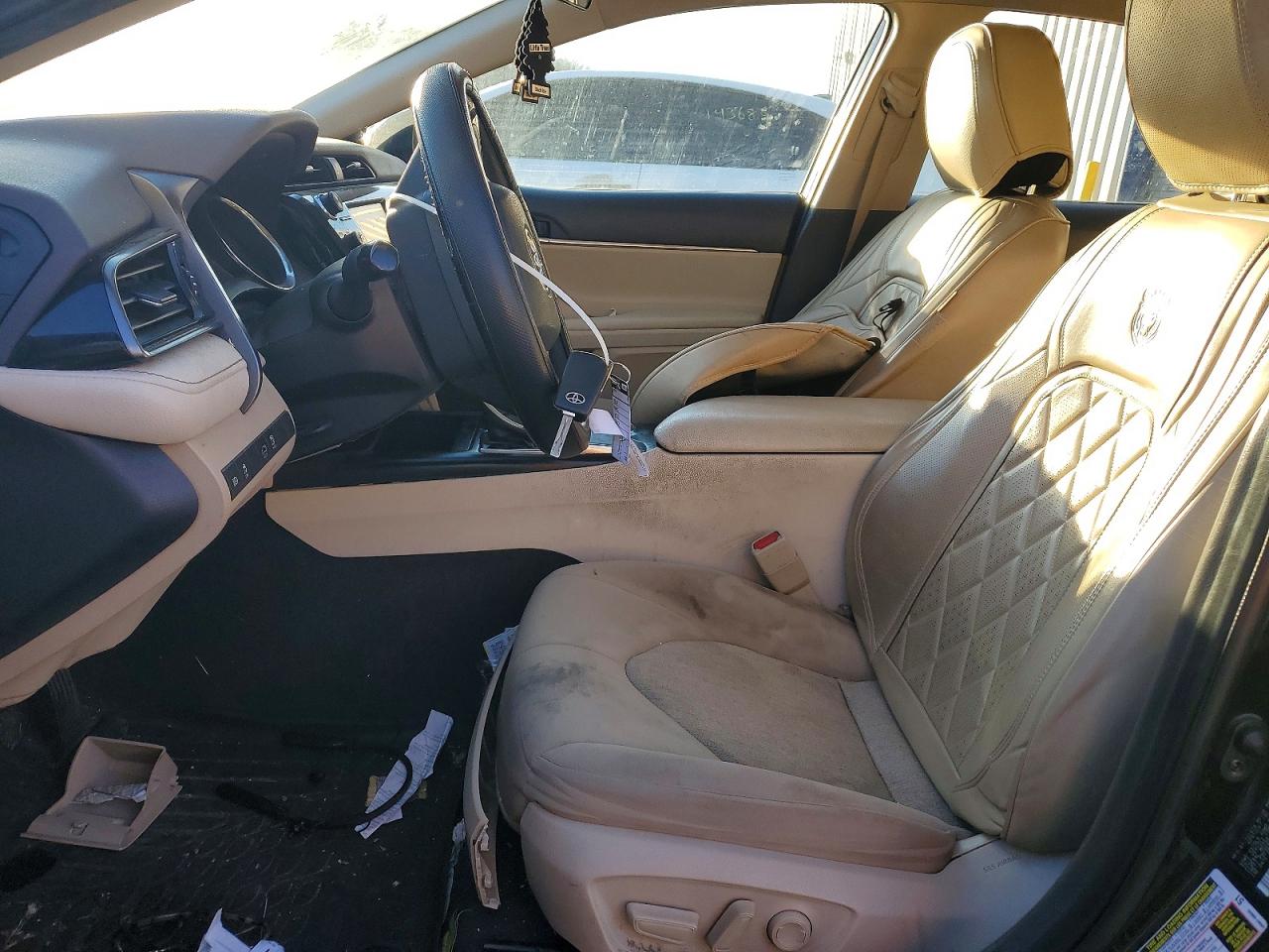 2020 TOYOTA CAMRY LE photo 13