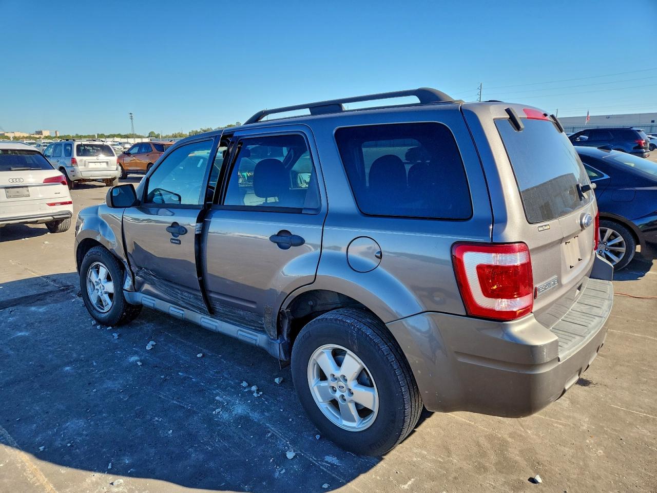 2011 FORD ESCAPE XLT photo 2