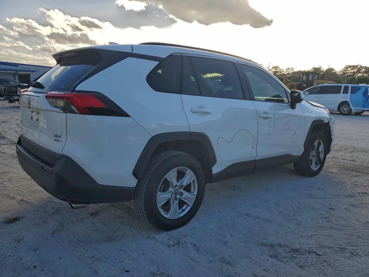 2019 TOYOTA RAV4 XLE photo 3