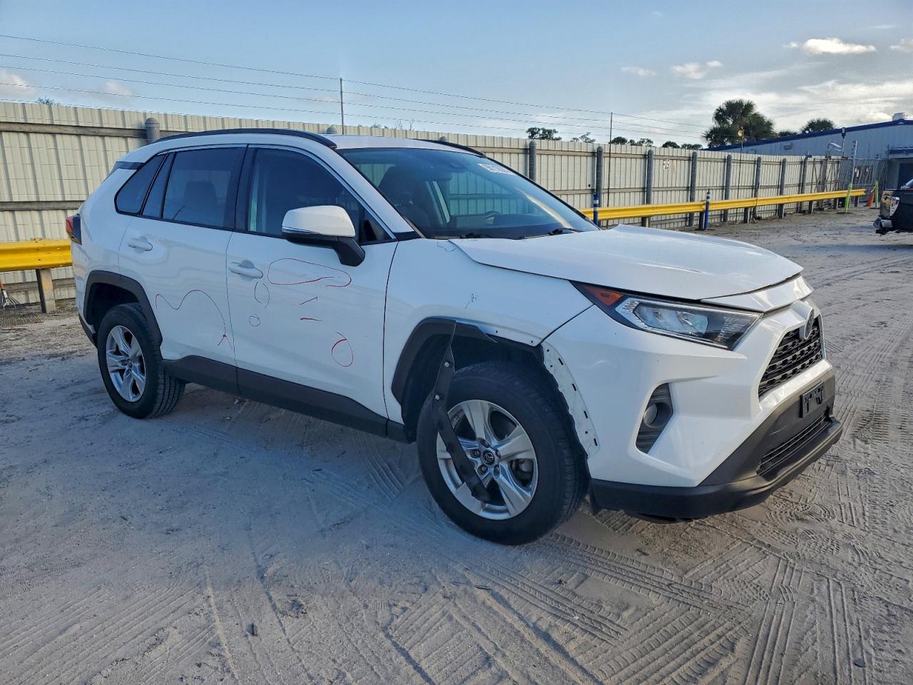 2019 TOYOTA RAV4 XLE photo 4