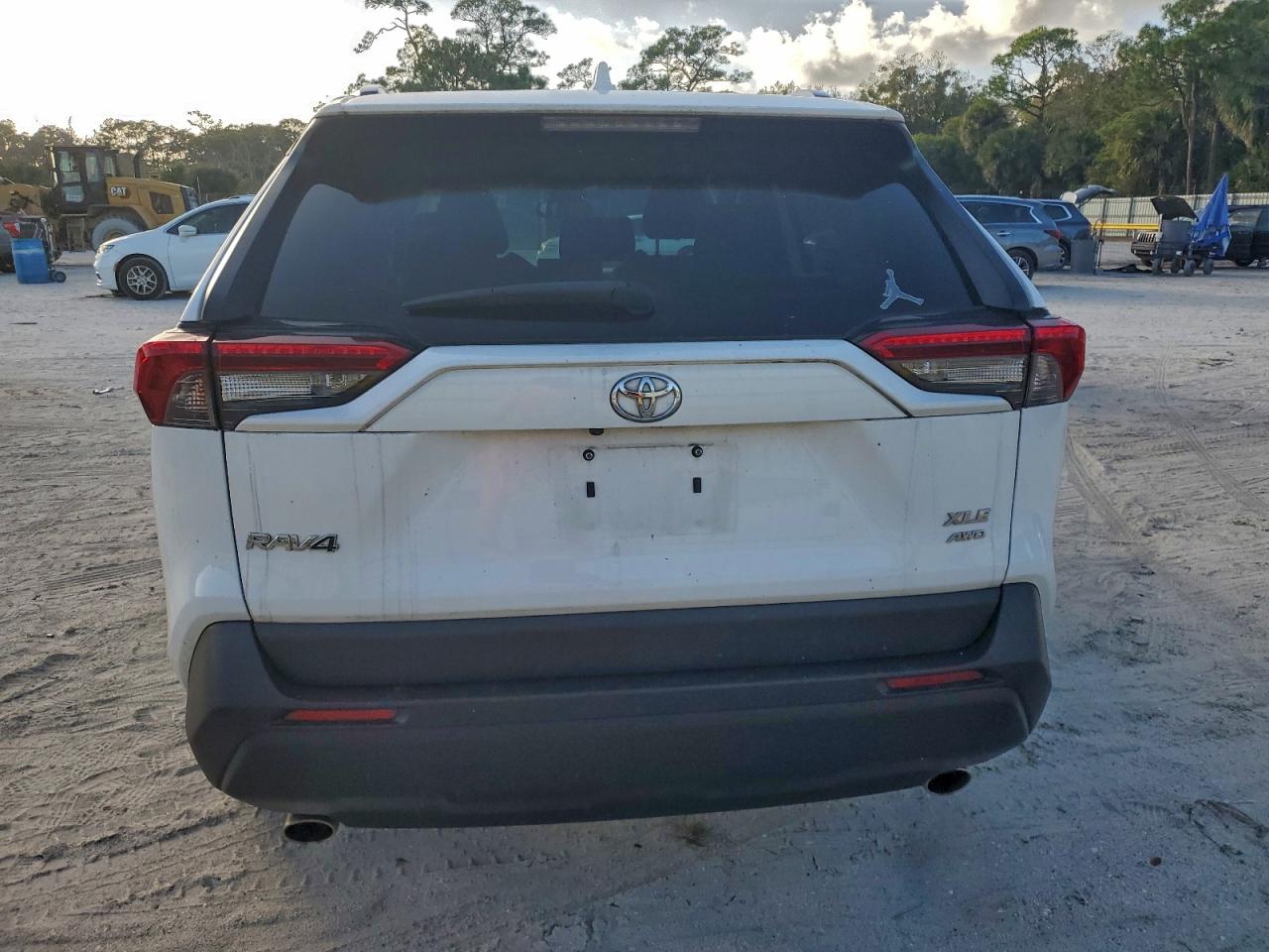 2019 TOYOTA RAV4 XLE photo 6