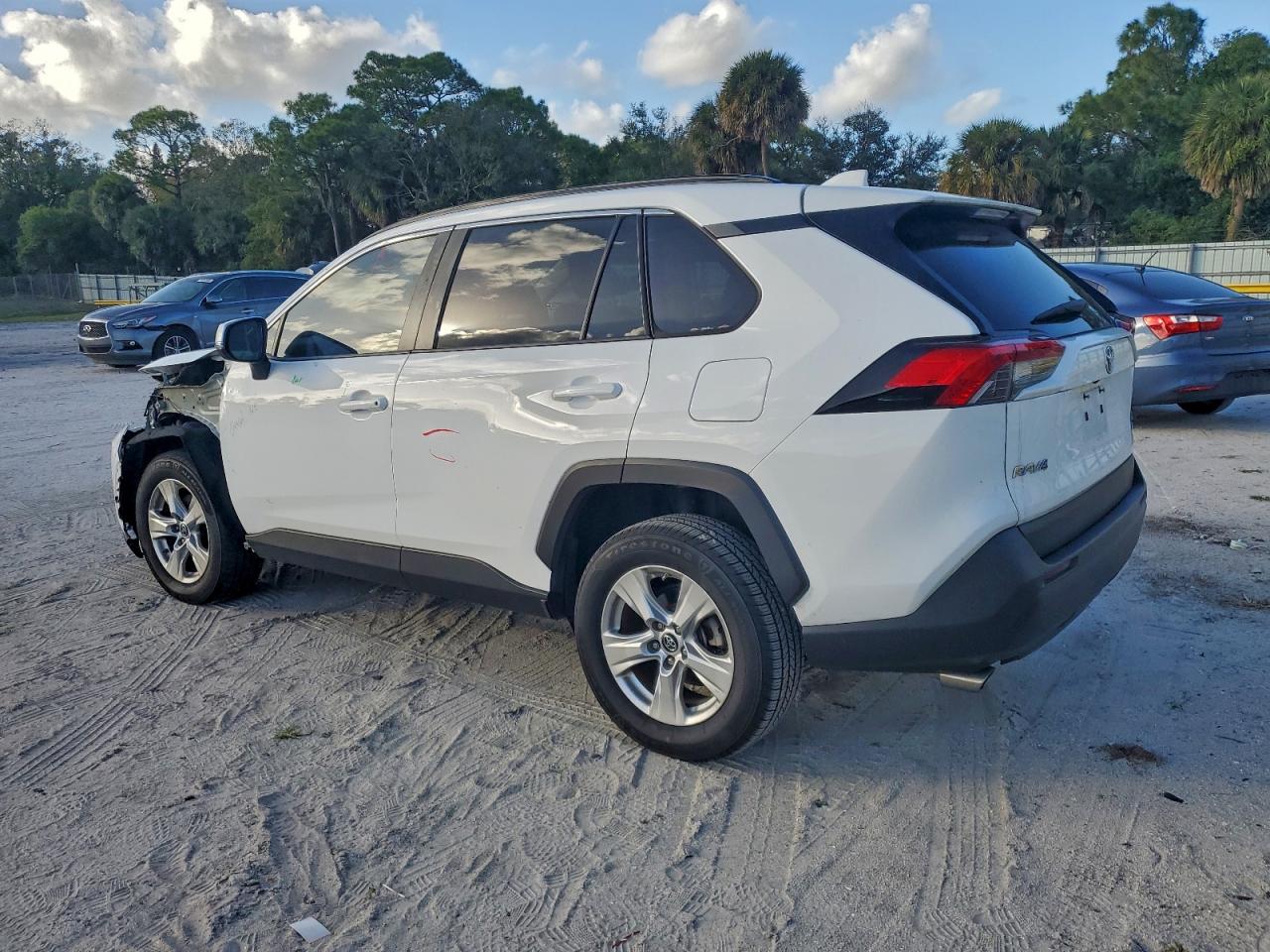 2019 TOYOTA RAV4 XLE photo 2