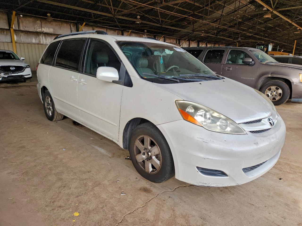 2008 TOYOTA SIENNA XLE photo 4