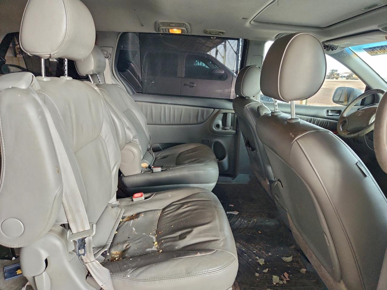 2008 TOYOTA SIENNA XLE photo 10