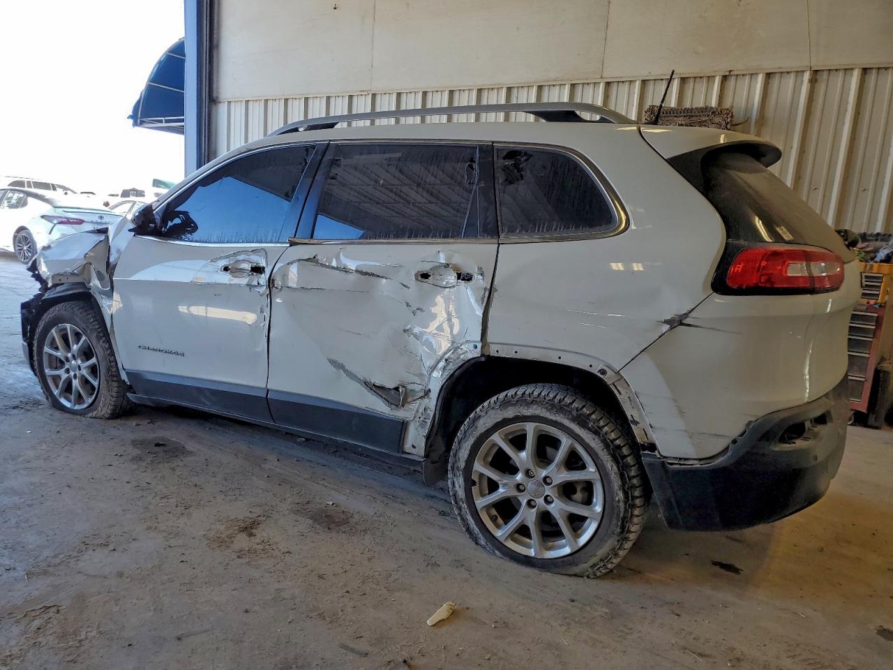 2017 JEEP CHEROKEE LATITUDE photo 2