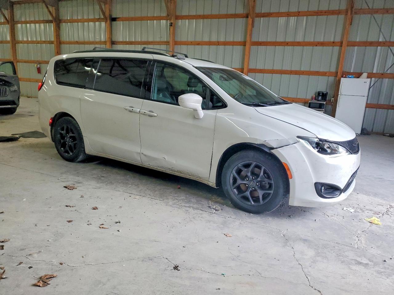 2019 CHRYSLER PACIFICA TOURING L photo 4
