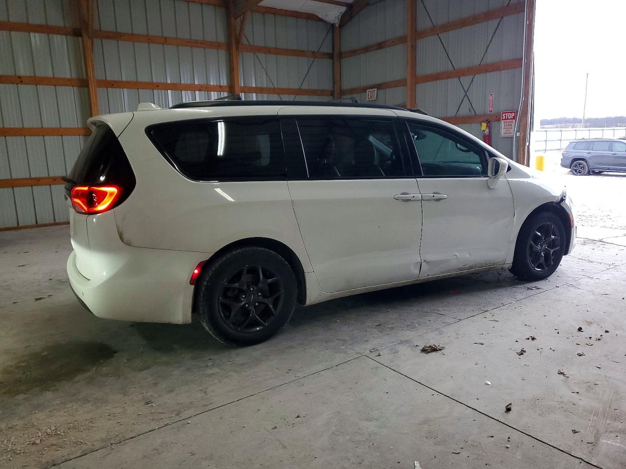 2019 CHRYSLER PACIFICA TOURING L photo 3