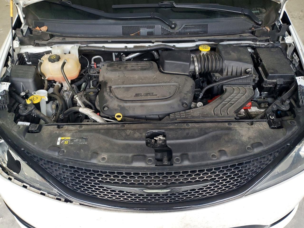 2019 CHRYSLER PACIFICA TOURING L photo 12