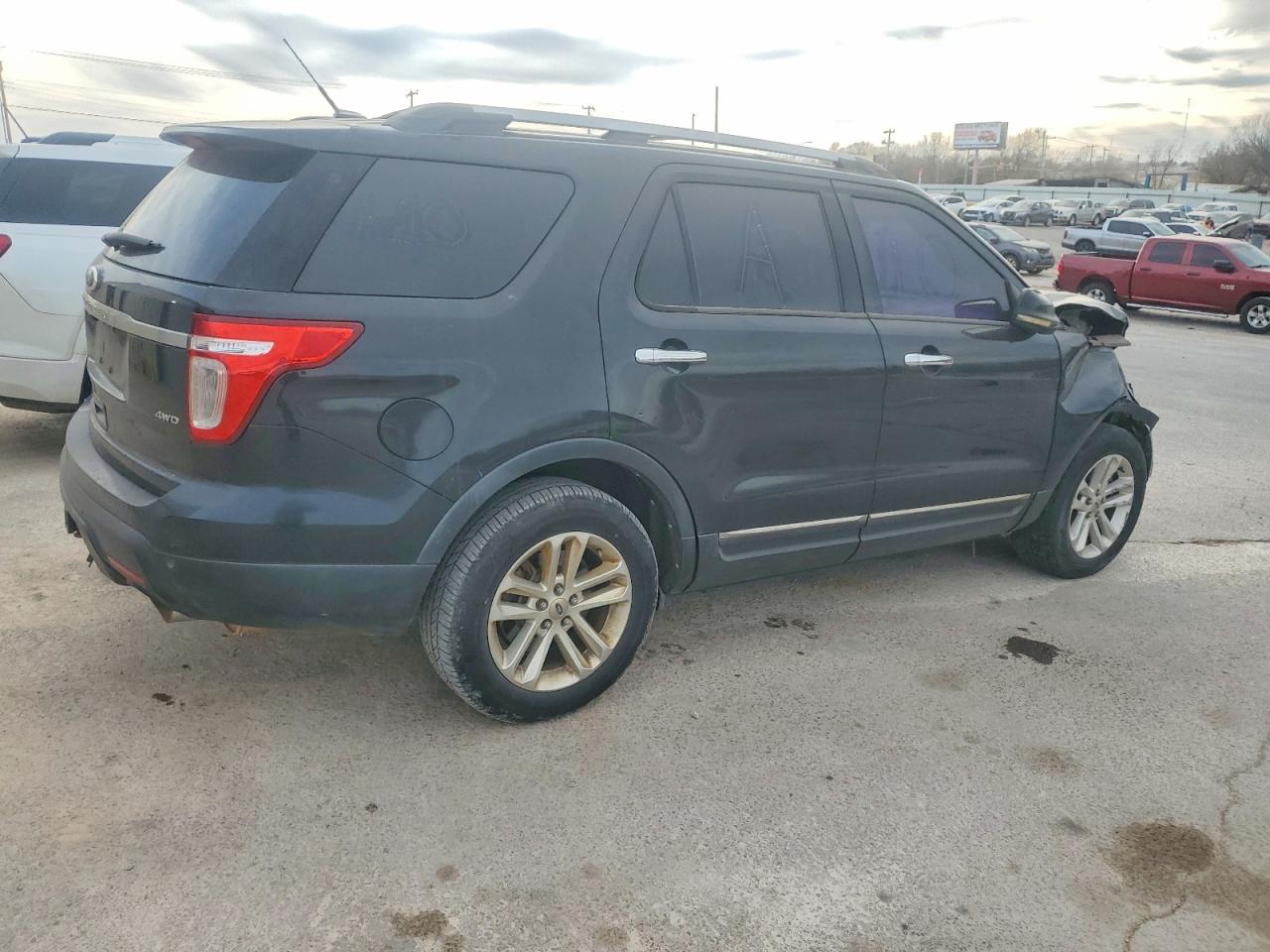 2011 FORD EXPLORER XLT photo 3