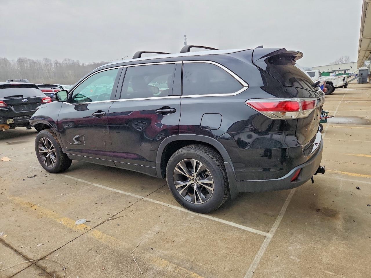 2016 TOYOTA HIGHLANDER XLE photo 2
