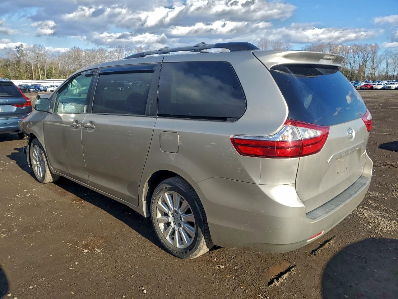 2015 TOYOTA SIENNA LE photo 2