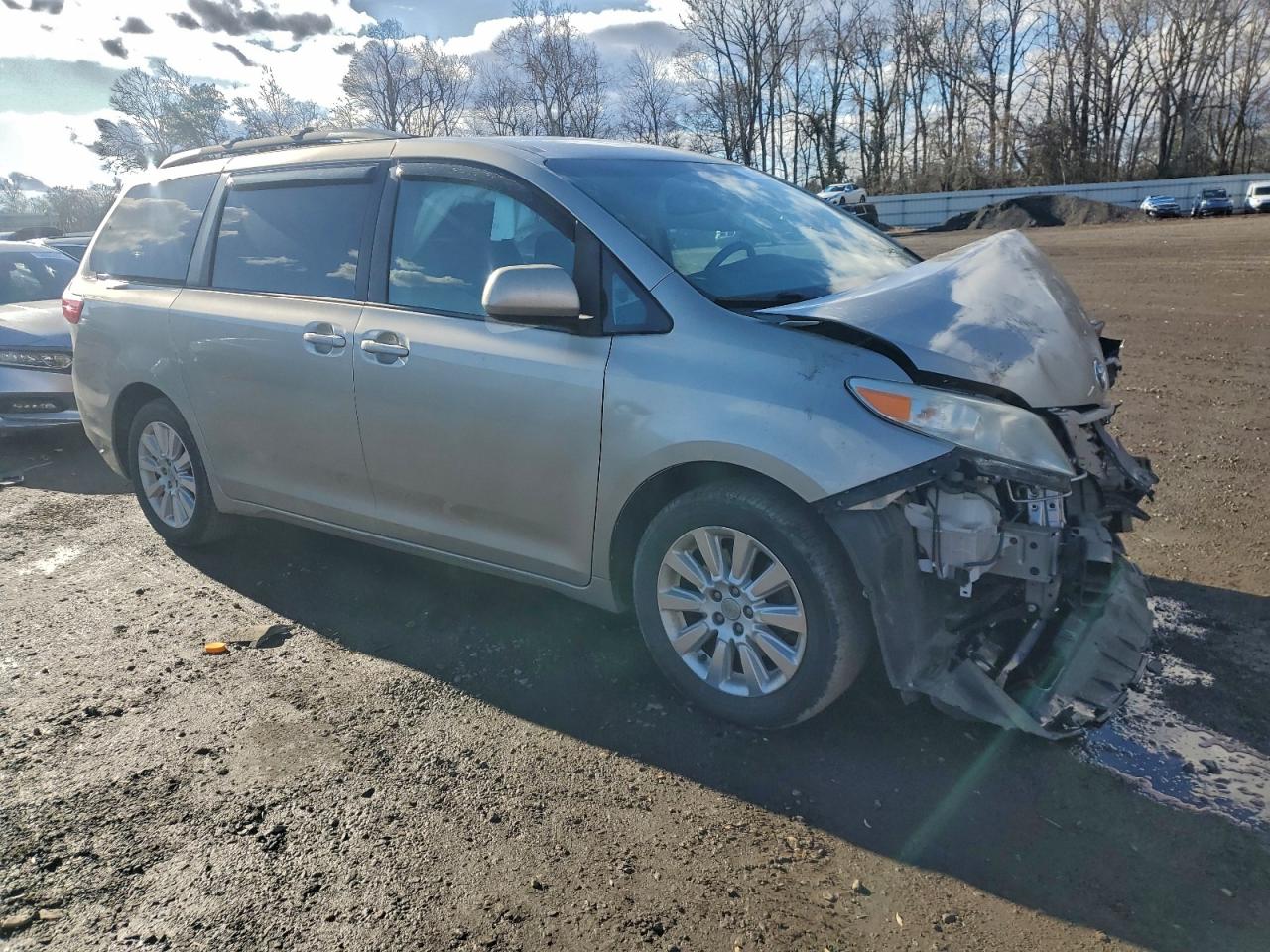 2015 TOYOTA SIENNA LE photo 4