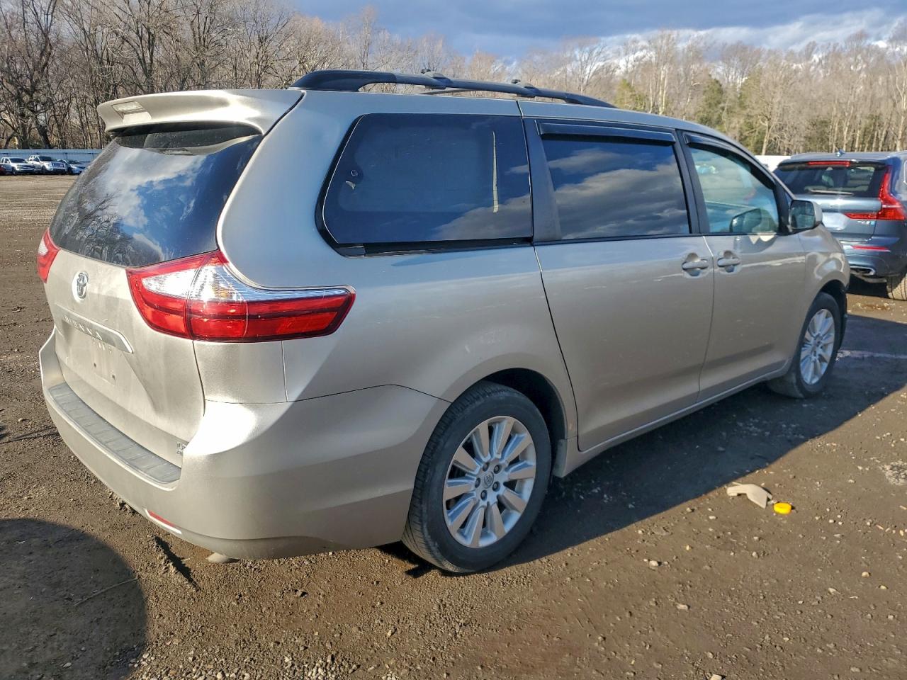 2015 TOYOTA SIENNA LE photo 3
