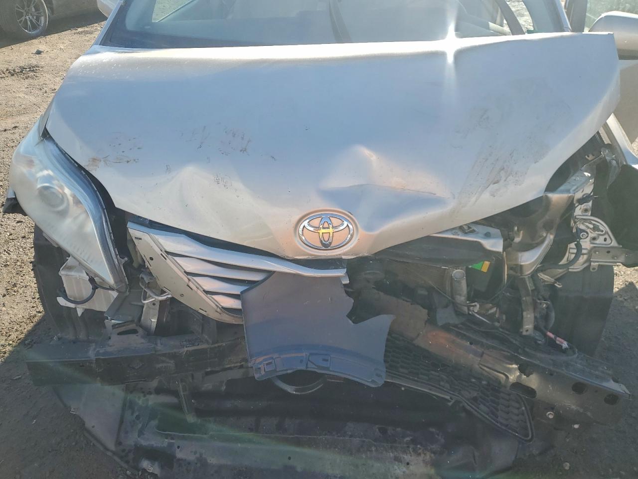2015 TOYOTA SIENNA LE photo 12