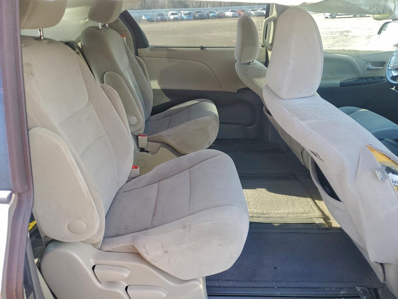 2015 TOYOTA SIENNA LE photo 11
