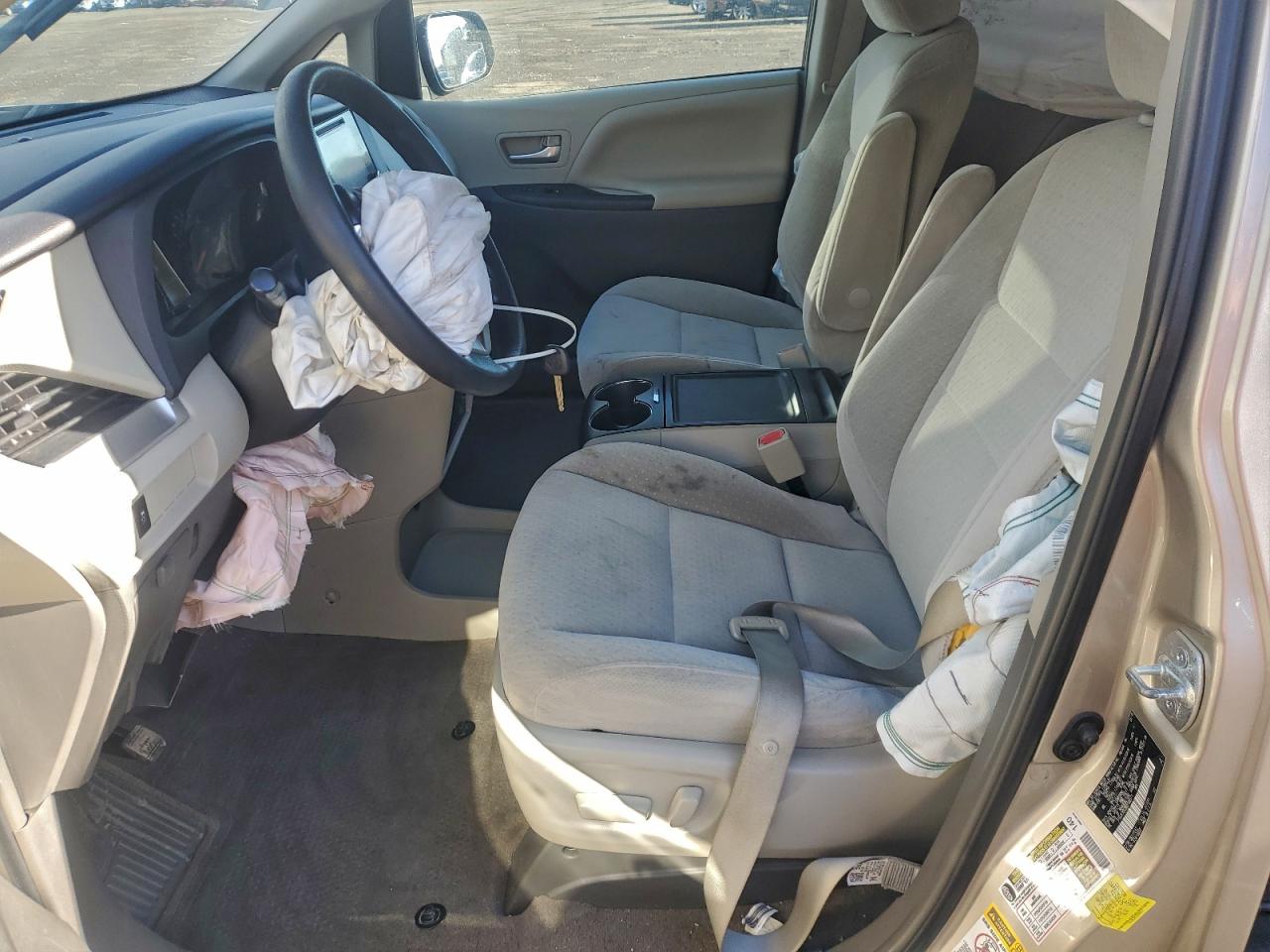 2015 TOYOTA SIENNA LE photo 7