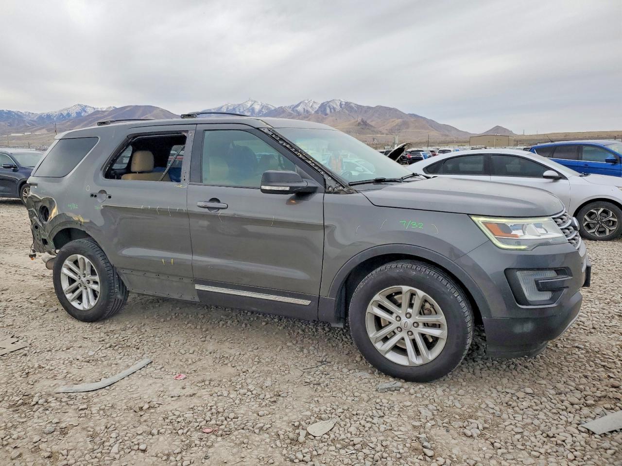 2016 FORD EXPLORER XLT photo 4