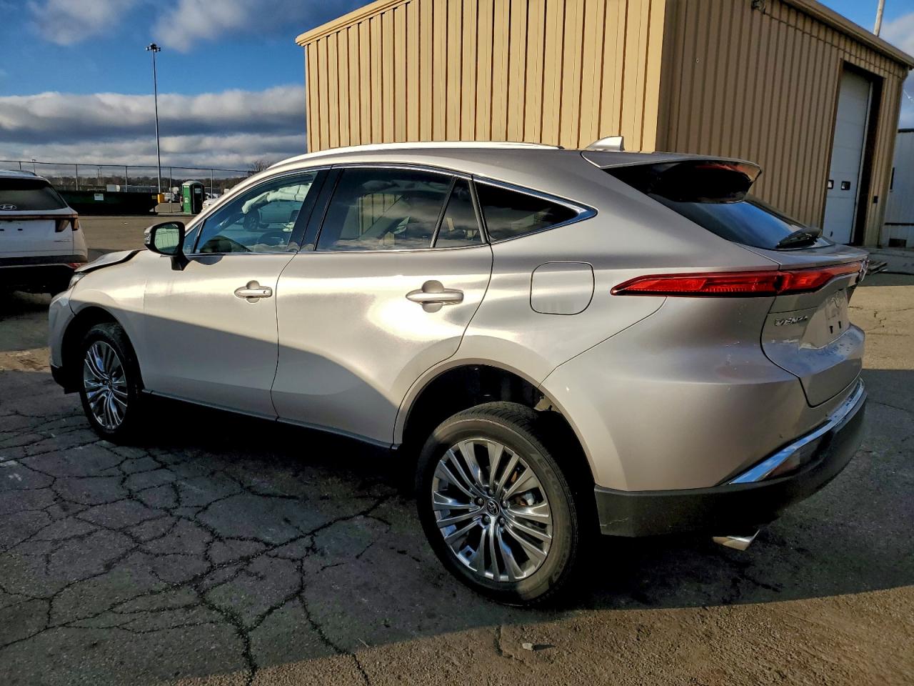 2023 TOYOTA VENZA LE photo 2