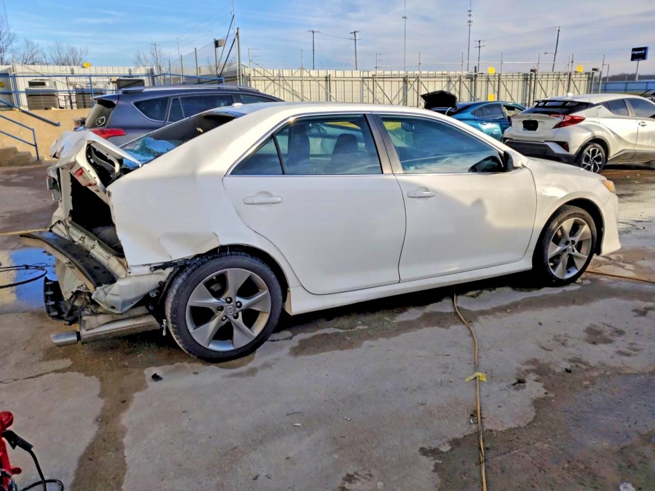 2012 TOYOTA CAMRY SE photo 3