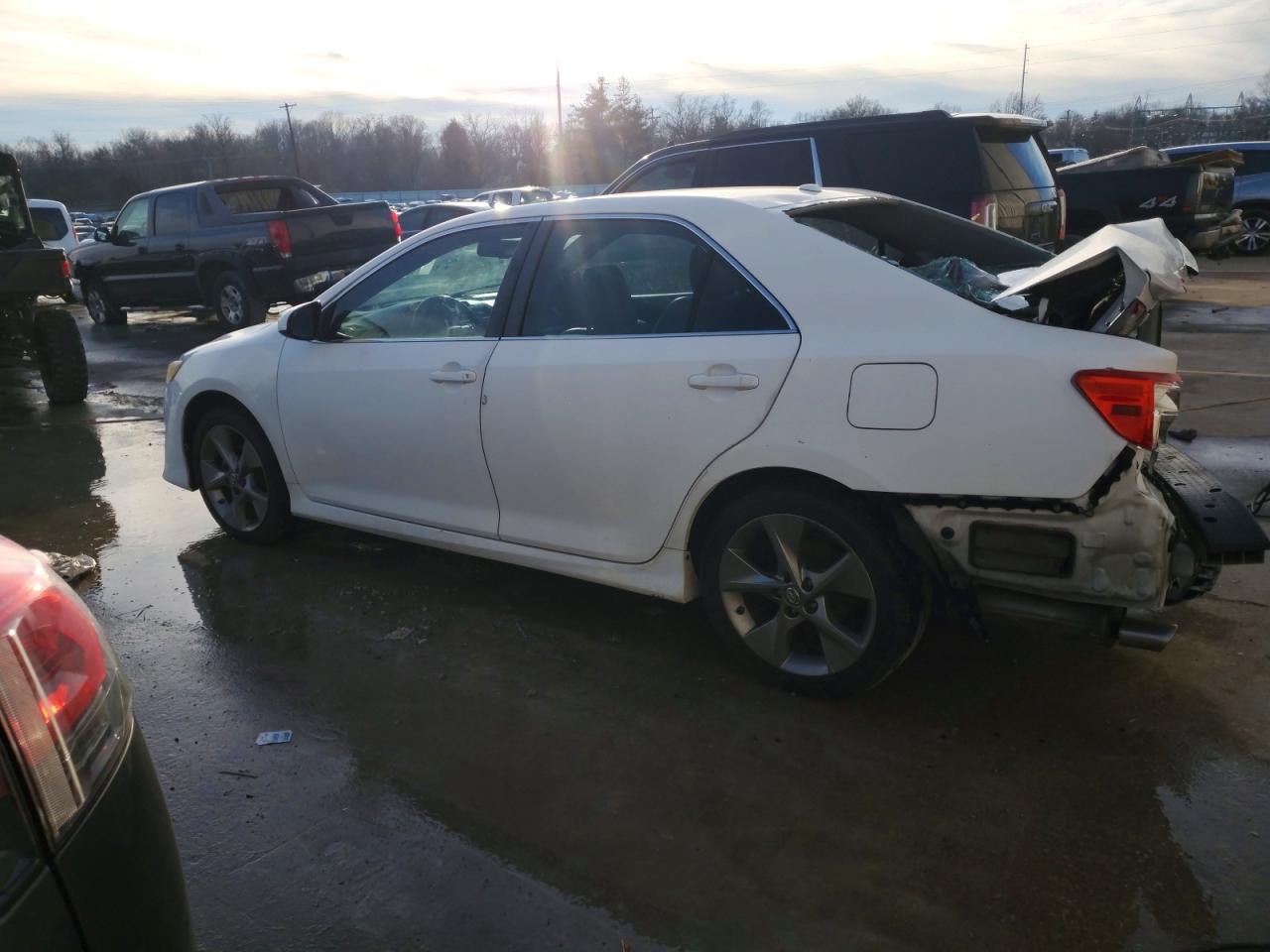 2012 TOYOTA CAMRY SE photo 2